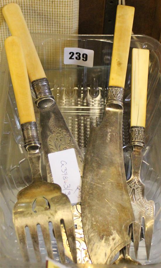 2 pairs fish servers, silver condiment spoons etc(-)